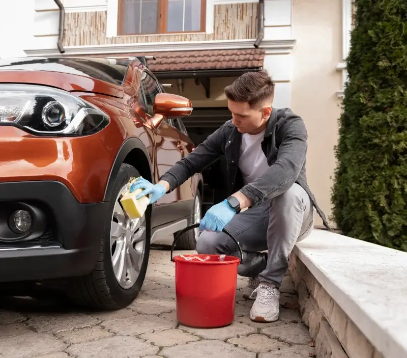 Lavage auto à domicile Lavérune : professionnel intervenant sur un véhicule